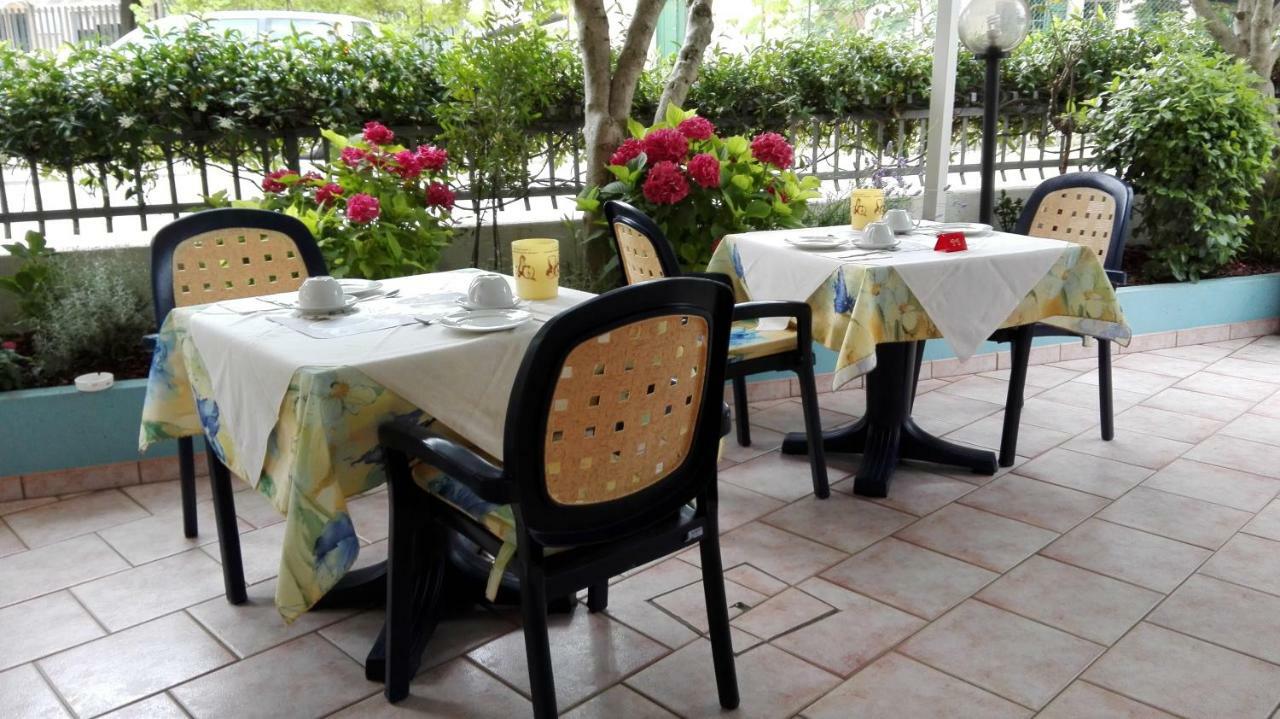 Albergo Elena Garni Caorle Exterior foto
